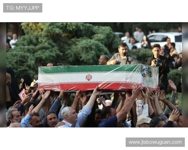 伊朗男足悼念空袭遇难学生泪中歌唱